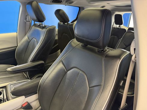 Used 2022 Chrysler Pacifica Limited w/ Uconnect Theater Family Group FWD image 13