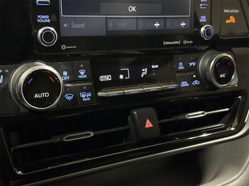 Used 2021 Toyota Highlander XLE image 15