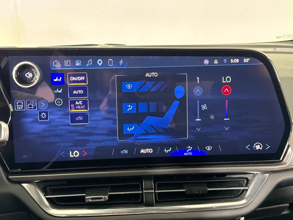 Used 2025 Chevrolet Equinox EV LT FWD image 37