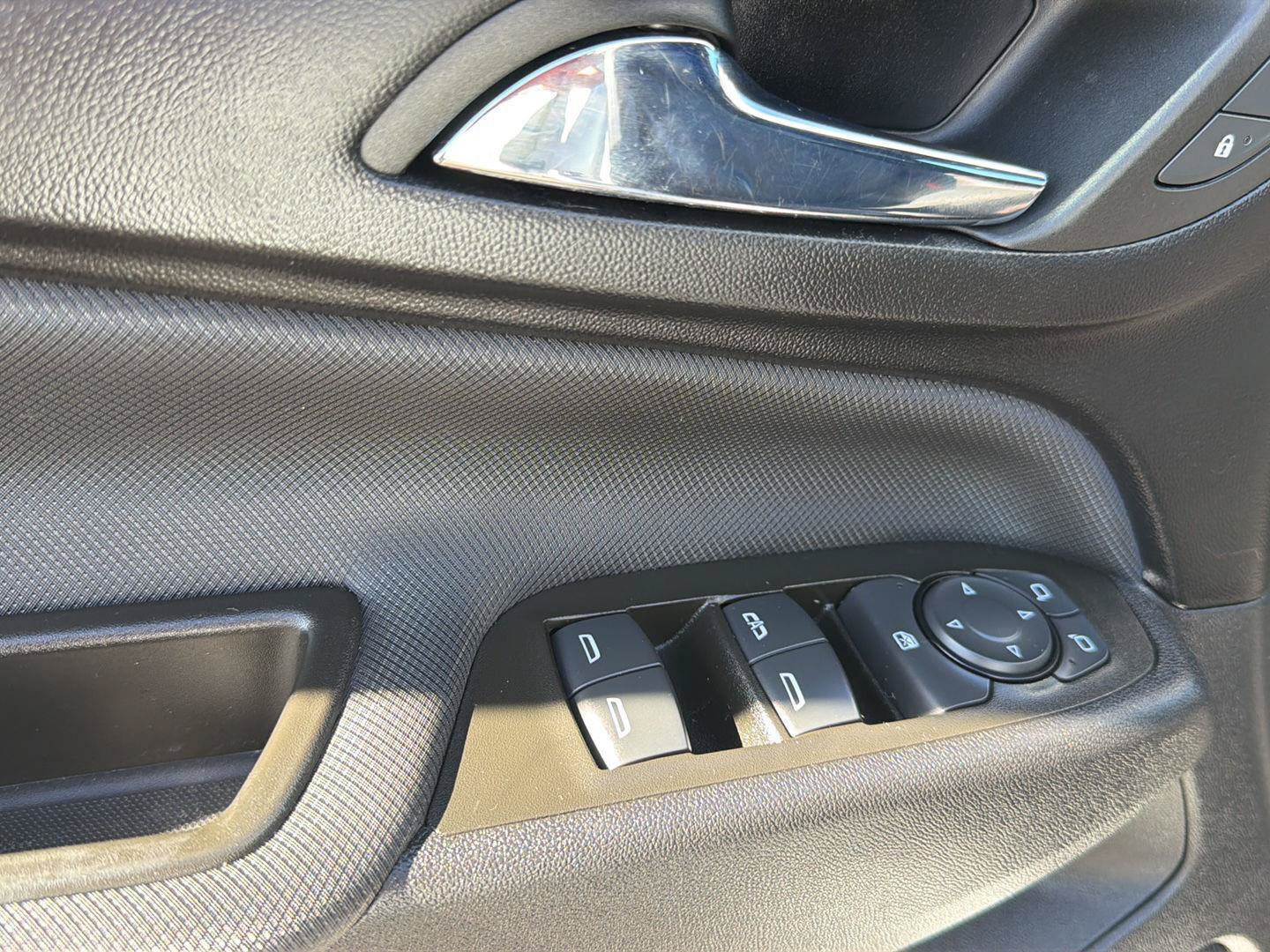 Used 2023 Chevrolet Equinox RS w/ LPO, Floor Liner Package FWD image 13