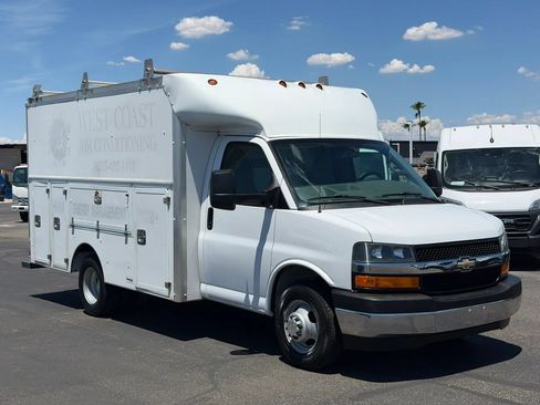 Used 2018 Chevrolet Express 3500 w/ Chrome Appearance Package RWD image 8
