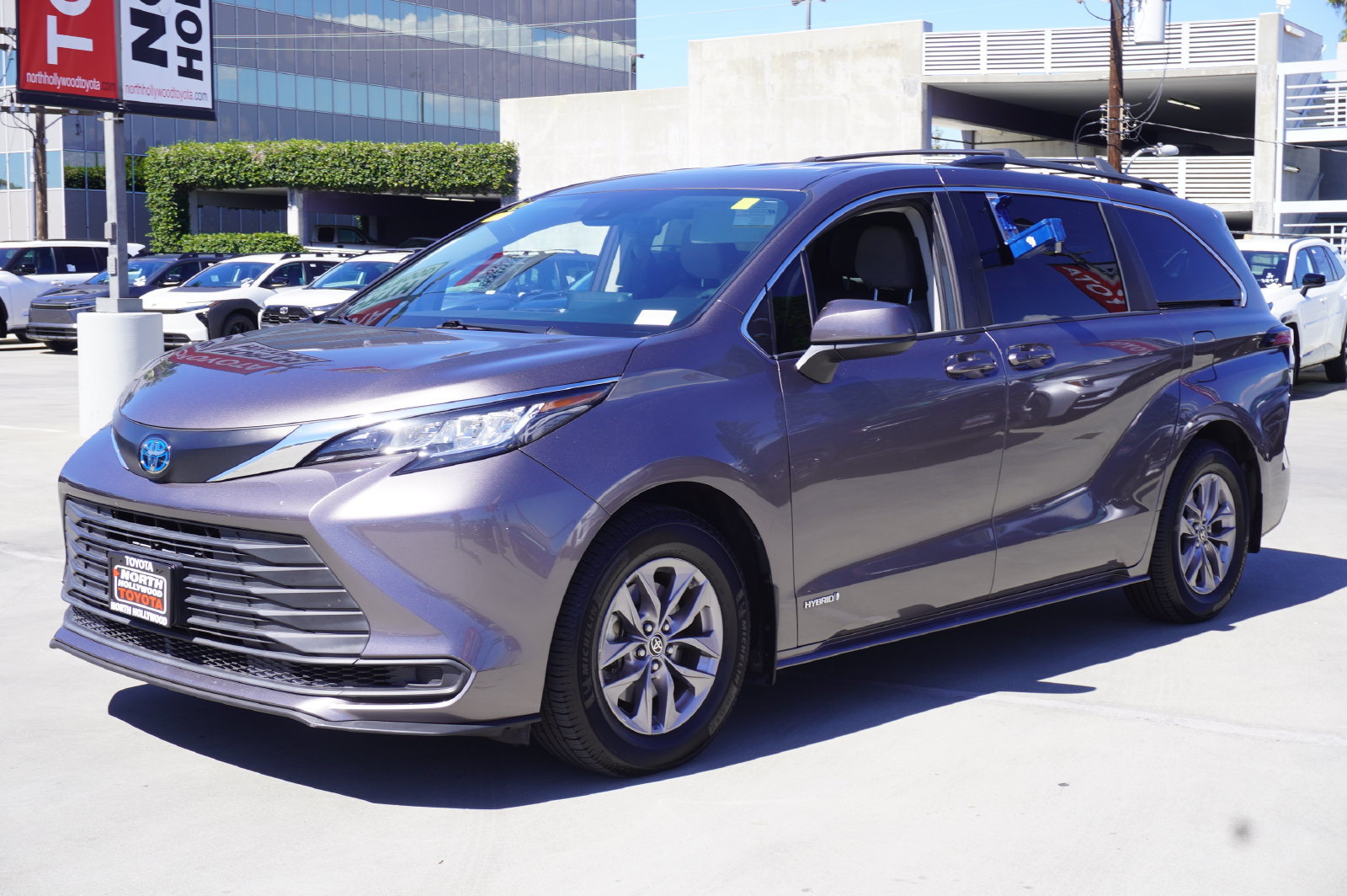 Used 2021 Toyota Sienna LE FWD image 4