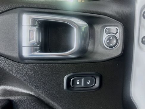 Used 2025 Jeep Wrangler Unlimited Rubicon AWD/4WD image 17