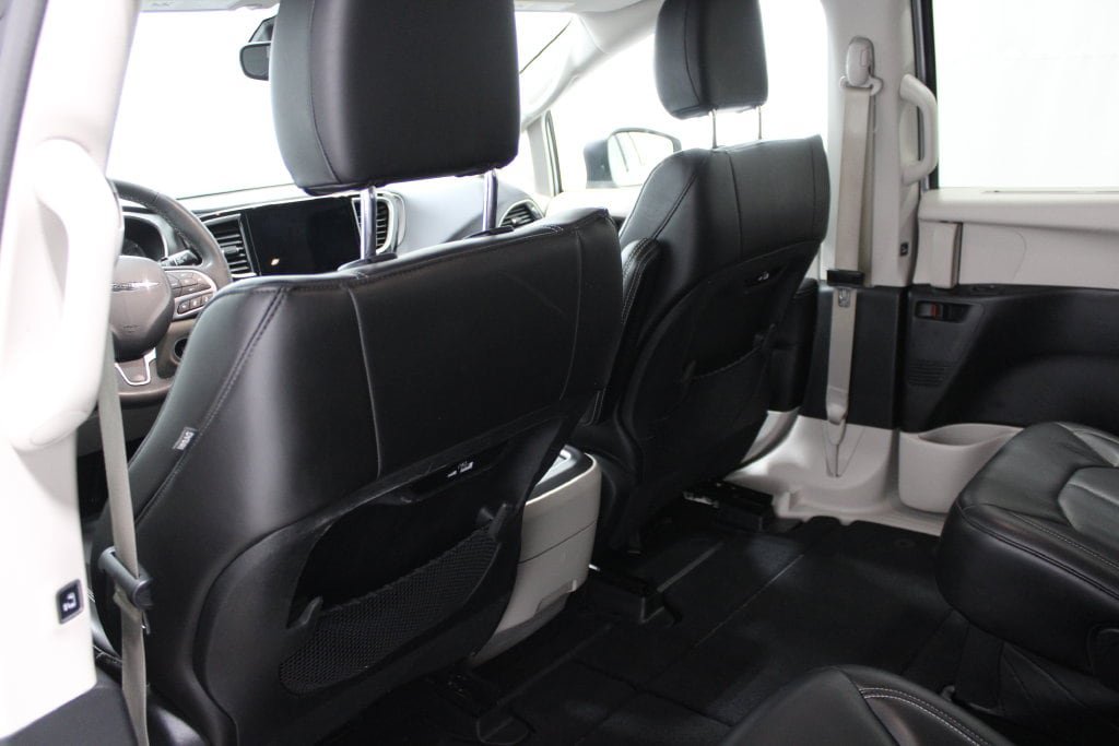 Used 2023 Chrysler Pacifica Touring-L FWD image 14