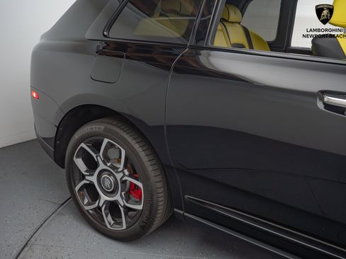 Used 2022 Rolls-Royce Cullinan Black Badge w/ Dark Exterior Package image 8