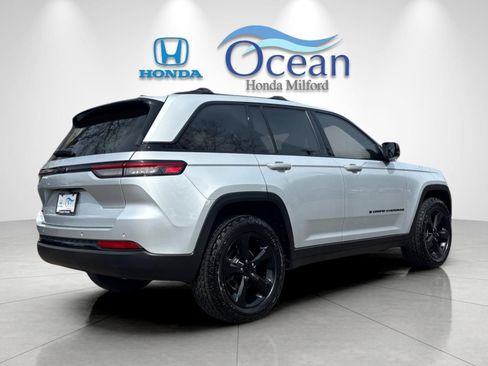 Used 2022 Jeep Grand Cherokee Altitude AWD/4WD image 3