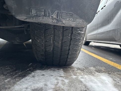 Used 2022 GMC Yukon SLT w/ SLT Premium Package image 11