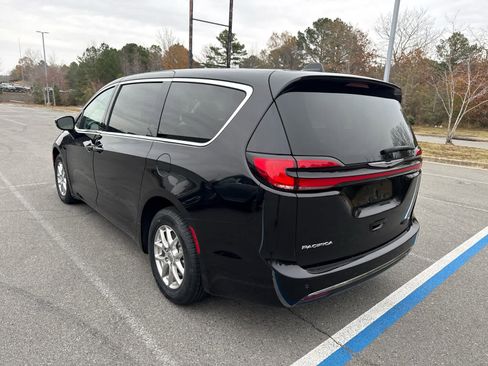 Used 2024 Chrysler Pacifica Touring-L image 4