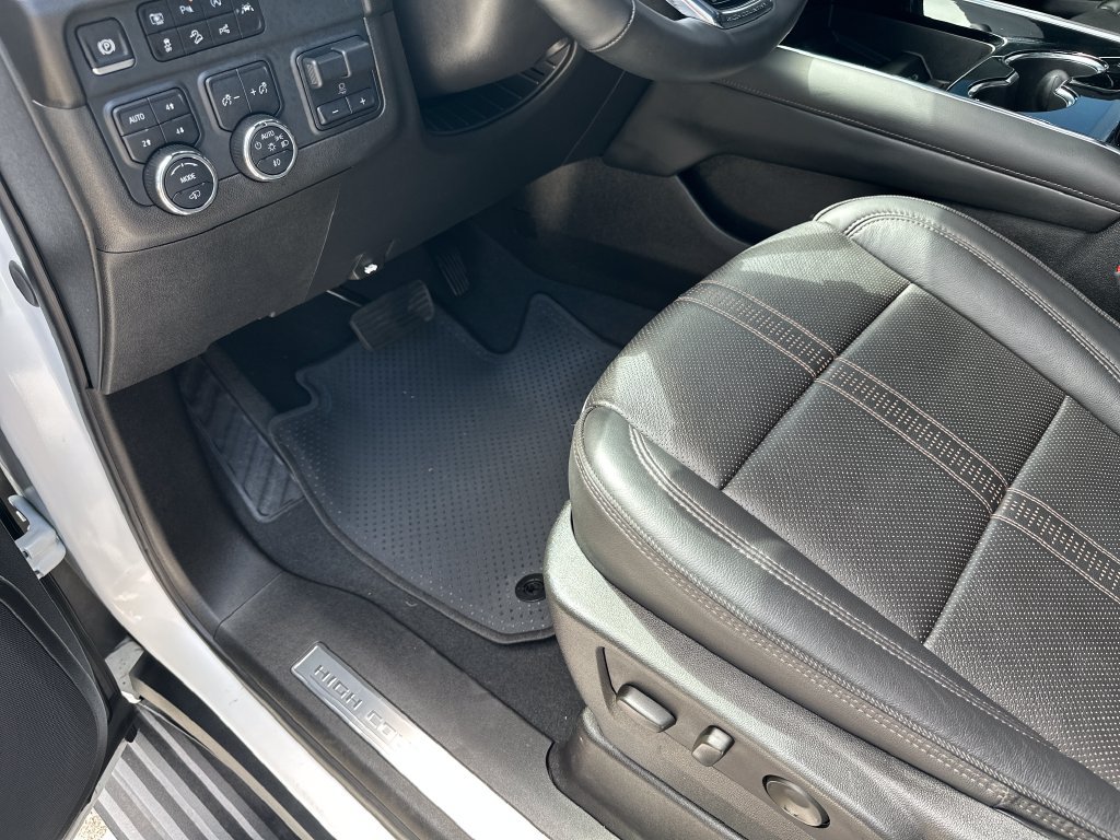 Used 2025 Chevrolet Tahoe High Country AWD/4WD image 18