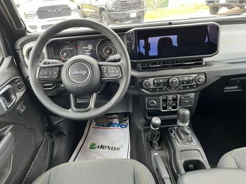 Used 2025 Jeep Gladiator Sport AWD/4WD image 19