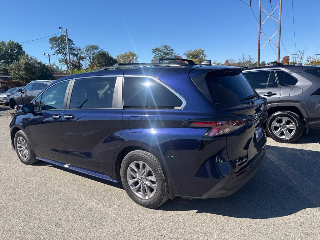 Used 2025 Toyota Sienna XLE w/ XLE Plus Package AWD/4WD image 8