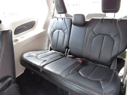Used 2023 Chrysler Pacifica Touring-L FWD image 33