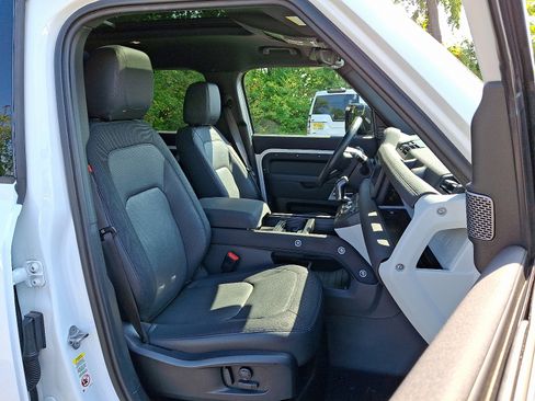 Used 2023 Land Rover Defender 110 X-Dynamic SE image 3