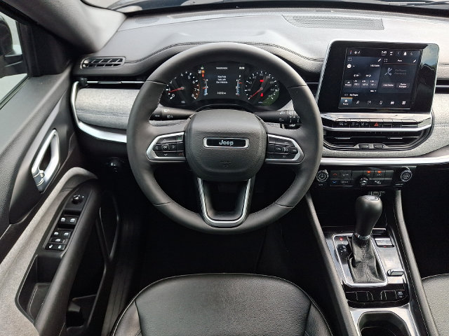 Used 2025 Jeep Compass Latitude AWD/4WD image 12