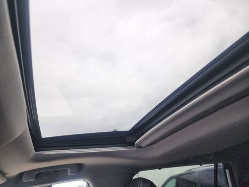 Used 2022 Toyota Highlander XLE FWD image 19