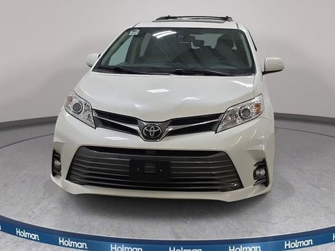 Used 2018 Toyota Sienna XLE w/ XLE Navigation Package FWD image 3