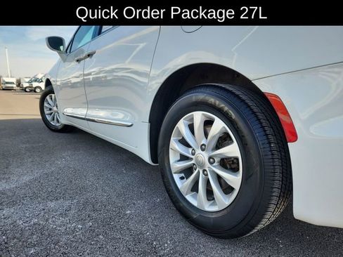 Used 2019 Chrysler Pacifica Touring-L image 16