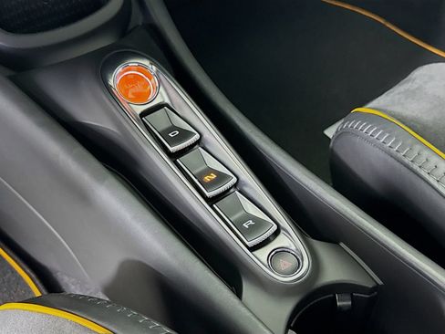 Used 2025 McLaren Artura Spider RWD image 14