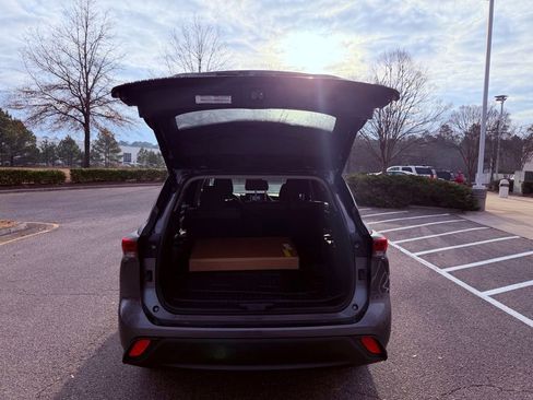 Used 2023 Toyota Highlander LE image 13