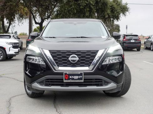 Used 2023 Nissan Rogue SV image 2