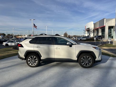 Used 2021 Toyota RAV4 XLE Premium image 11