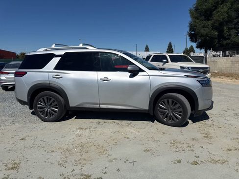 Used 2025 Nissan Pathfinder SL w/ SL Premium Package FWD image 4