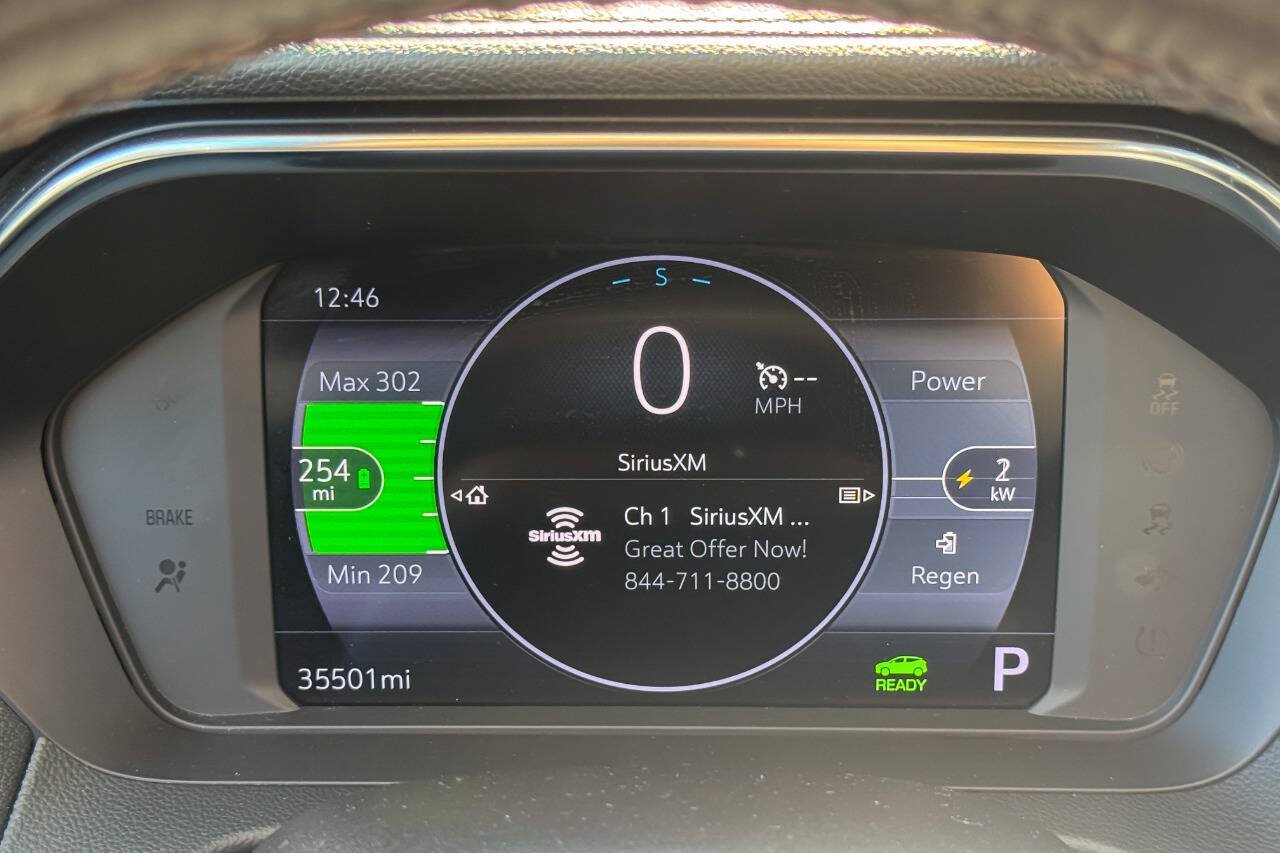 Used 2022 Chevrolet Bolt EUV LT w/ Convenience Package FWD image 24