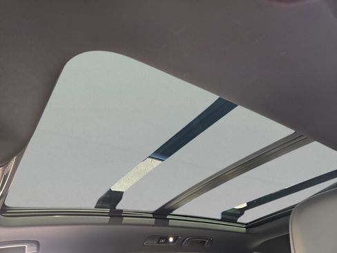 Used 2022 Volkswagen Tiguan SE R-Line image 16