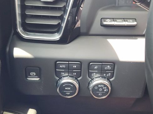 Used 2024 GMC Sierra 1500 Denali w/ Technology Package AWD/4WD image 23