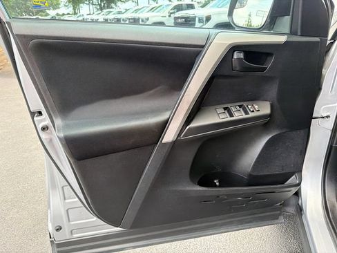 Used 2016 Toyota RAV4 LE FWD image 10