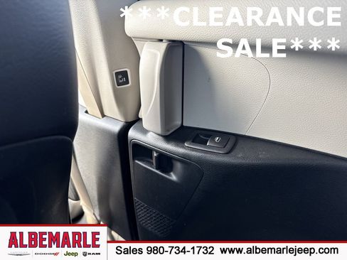 Used 2022 Chrysler Pacifica Touring-L image 41