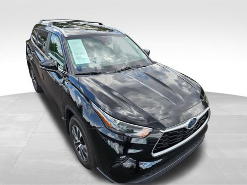 Used 2023 Toyota Highlander XLE AWD/4WD image 2
