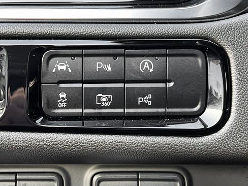 Used 2025 GMC Yukon Denali image 31