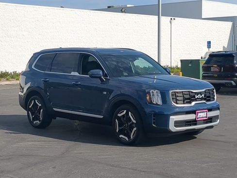 Used 2025 Kia Telluride S FWD image 3