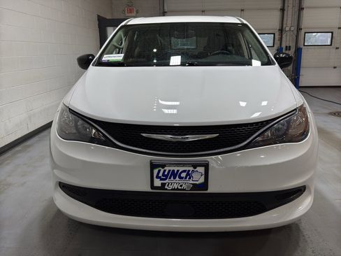 Used 2024 Chrysler Voyager LX image 8