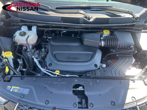 Used 2024 Chrysler Pacifica Touring-L FWD image 14