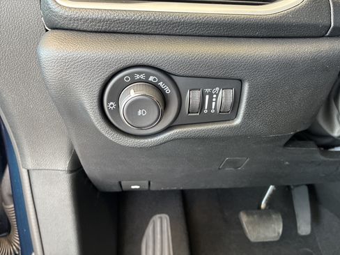 Certified 2025 Chrysler Pacifica Select w/ Uconnect Theater Family Group FWD image 26