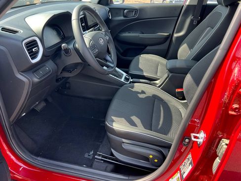 Used 2025 Hyundai Venue Limited FWD image 9
