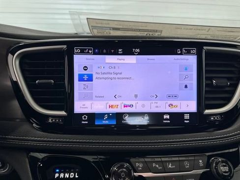 New 2025 Chrysler Pacifica Select image 19