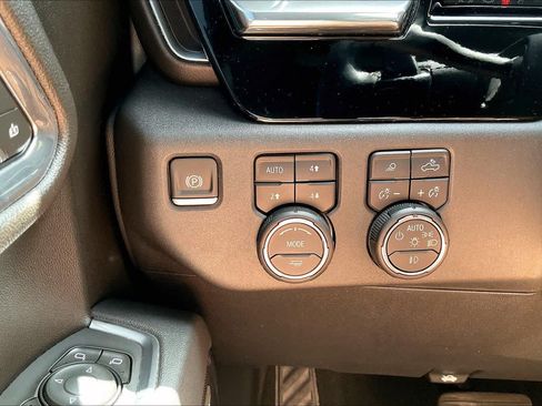 Used 2025 Chevrolet Silverado 1500 LTZ AWD/4WD image 32