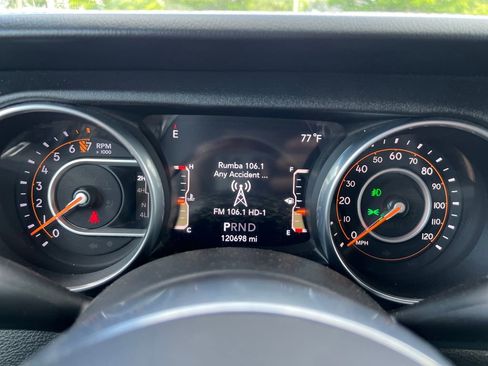 Used 2018 Jeep Wrangler Unlimited Sahara w/ Dual Top Group AWD/4WD image 20