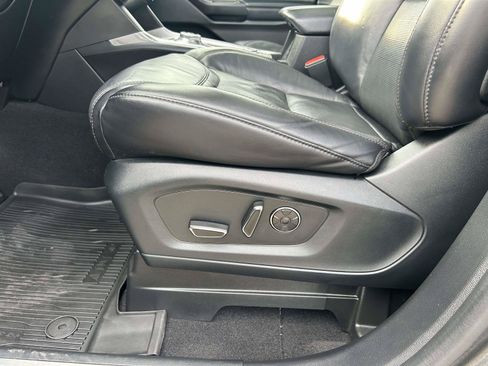 Used 2020 Ford Explorer Platinum w/ Premium Technology Package AWD/4WD image 18