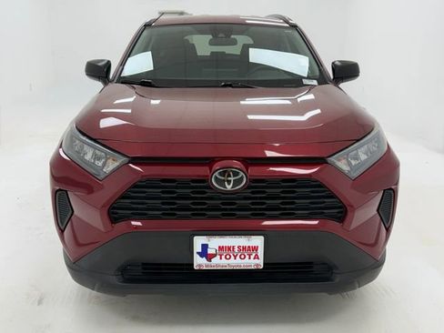 Used 2020 Toyota RAV4 LE FWD image 3