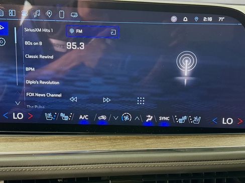 Used 2025 Chevrolet Tahoe High Country AWD/4WD image 15