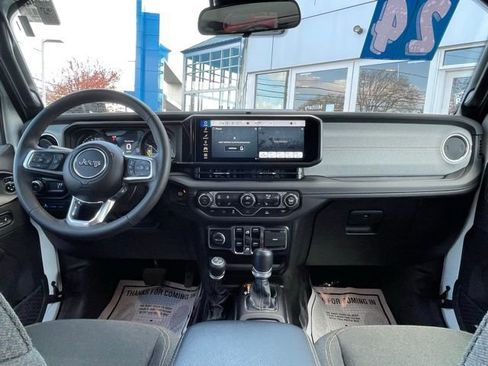 Used 2024 Jeep Wrangler Unlimited Sahara AWD/4WD image 2