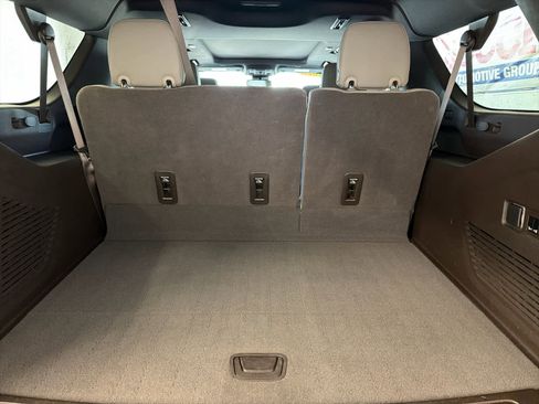 Used 2023 GMC Yukon XL SLT w/ SLT Premium Package image 8