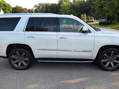 Used 2017 Cadillac Escalade Luxury AWD/4WD image 22