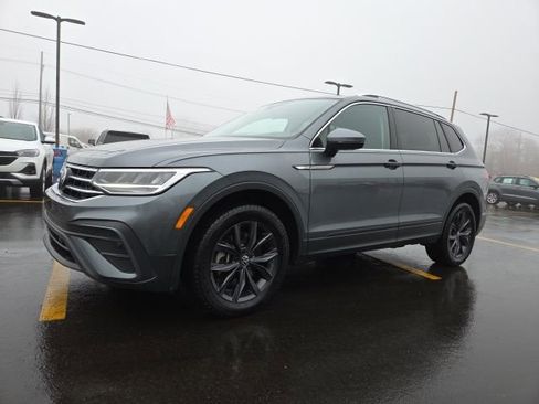 Certified 2024 Volkswagen Tiguan SE image 2