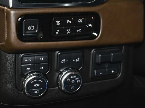 Used 2025 GMC Yukon XL Denali Ultimate AWD/4WD image 21