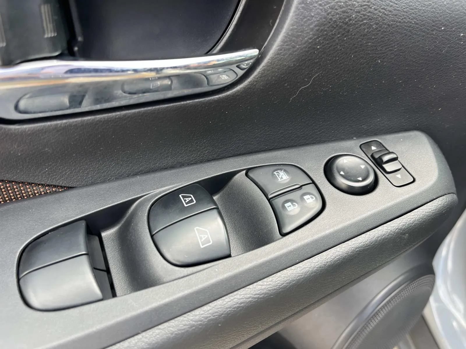 Used 2024 Nissan Kicks SR FWD image 27